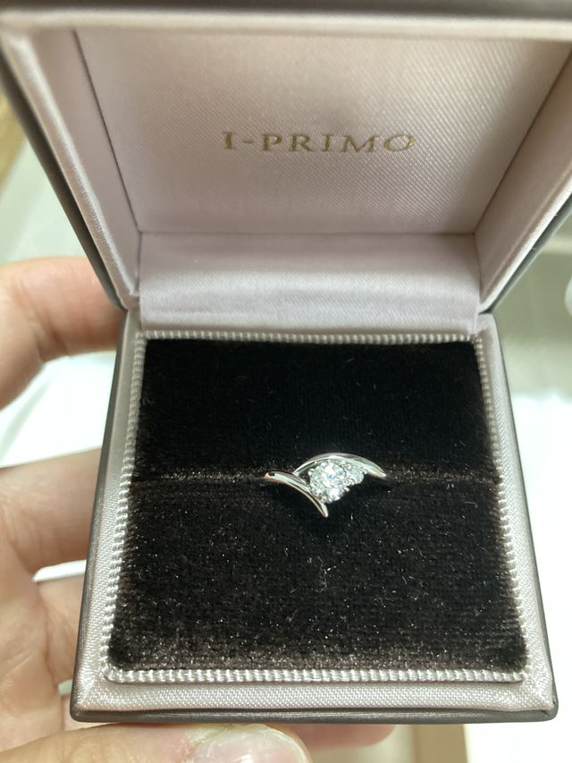 アイプリモで購入したレサートというデザインの婚約指輪です。