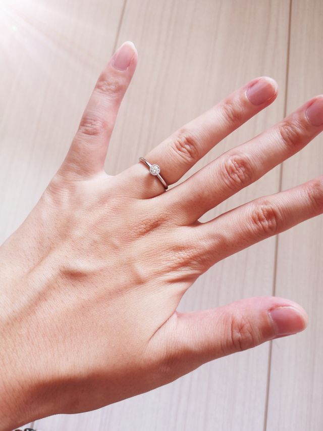 婚約指輪です。1.5mm幅に0.13カラットのダイヤです。