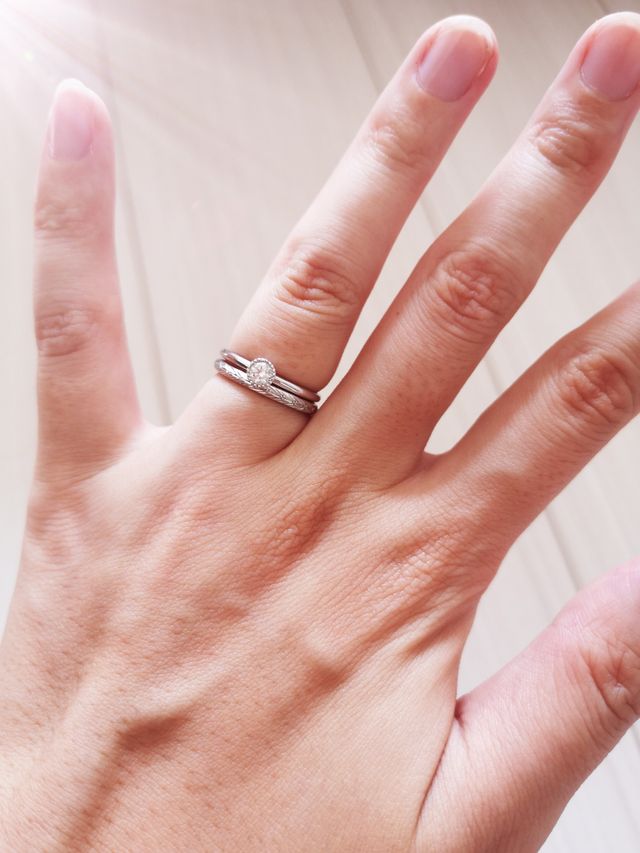 結婚指輪と重ね着けしています。結婚指輪は2mm幅です。