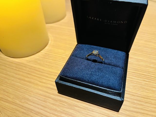 一粒ダイヤで、中央に向かってくびれているデザインです！
