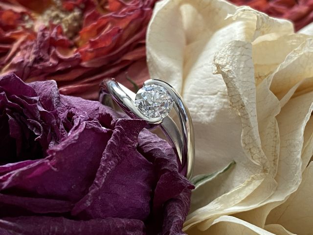 プロポーズ時に貰った花をドライフラワーにして指輪と一緒に撮影