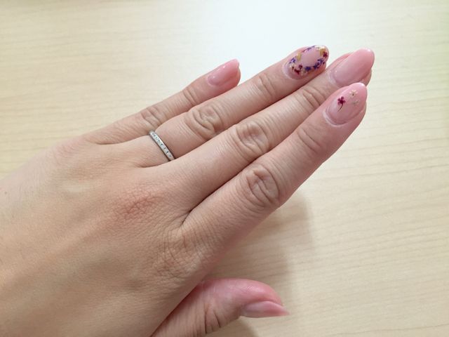 プラチナに７粒のダイヤが埋め込んであるデザインです。