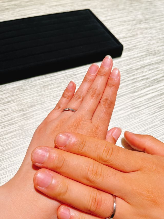 ストレートのシンプルなデザインのものを試着した。