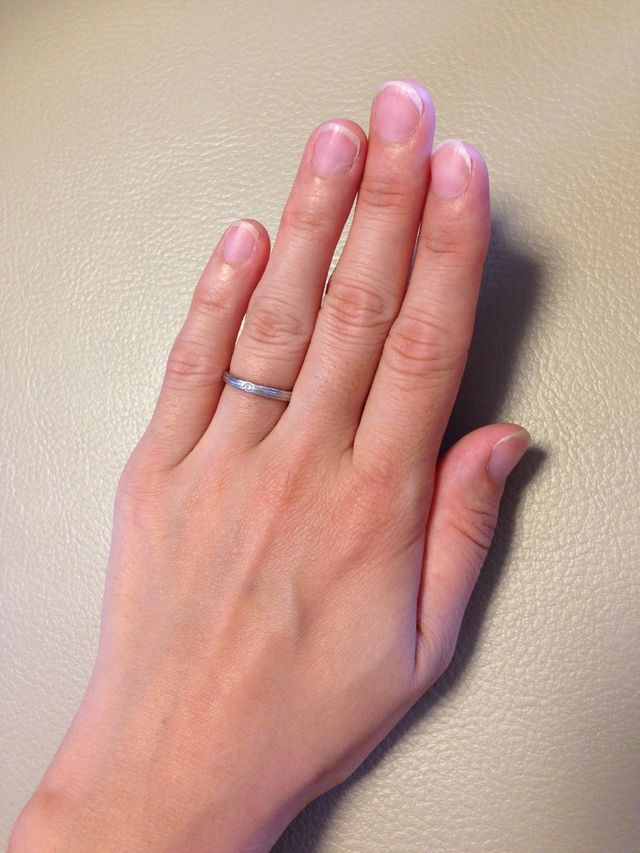 男性用は石のないデザインでした。