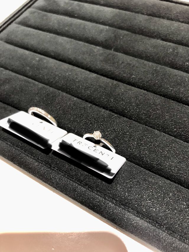 先に購入を決めた左の結婚指輪とバランスの合うものを。