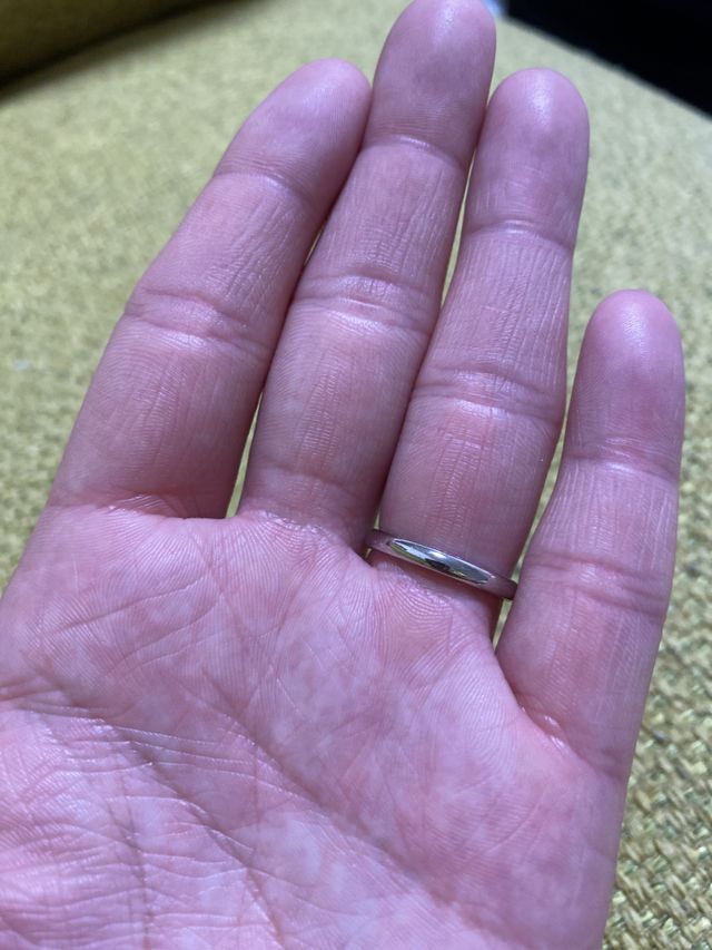 ダイヤのカット部分以外は全て鏡面の丸型です。