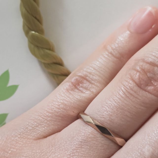 石を後ろに回しても地金がキラキラ綺麗です。