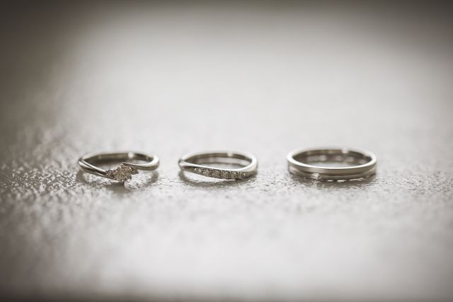 左から
婚約指輪、結婚指輪(新婦用)、結婚指輪(新郎用)