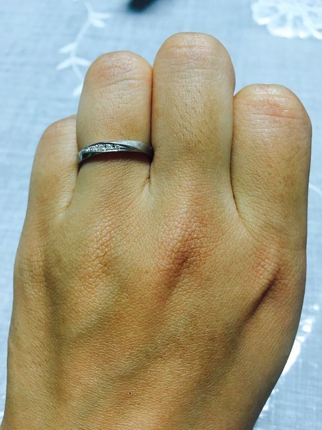 彼が選んだ一品。男性は石が入っていないだけで同じデザイン