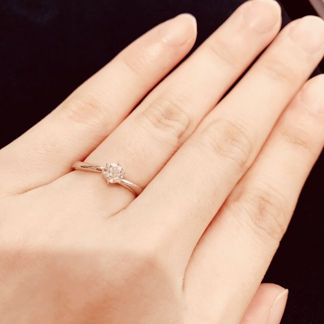 リングはウェーブ、シンプルな一粒ダイヤの婚約指輪です！