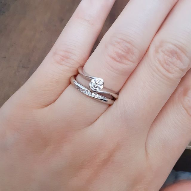 重ね着けも素敵です（婚約指輪：光結／結婚指輪：風結）