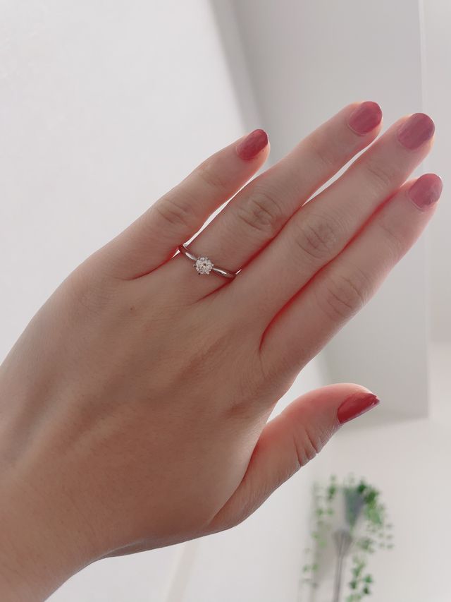 着用時に指が綺麗に見える写真。