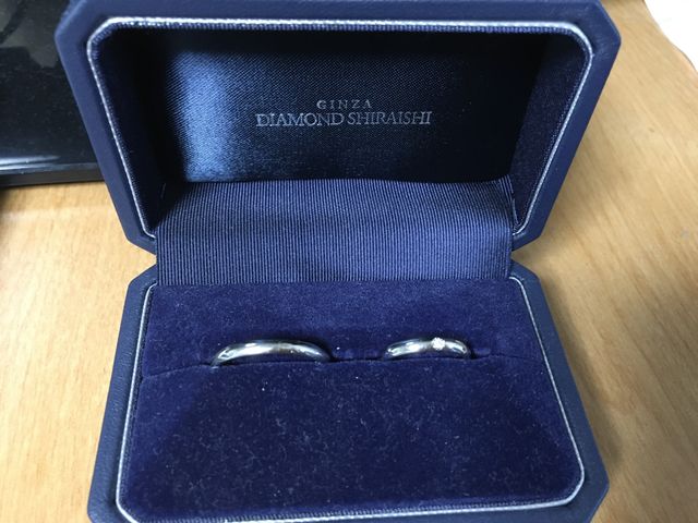 アノリューのシンプルさに惹かれました。お揃いの指輪です。