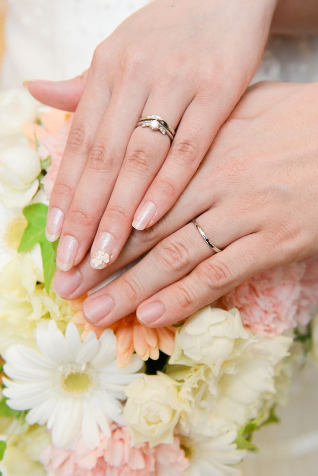 婚約指輪と重ね付けできるデザインにしました