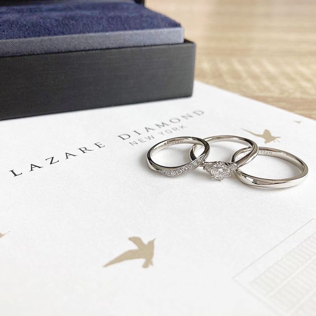 ラザールダイヤモンドさんの婚姻届と指輪の写真です。