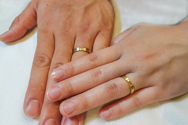 メンズはシャンパンゴールド、レディースはイエローゴールド