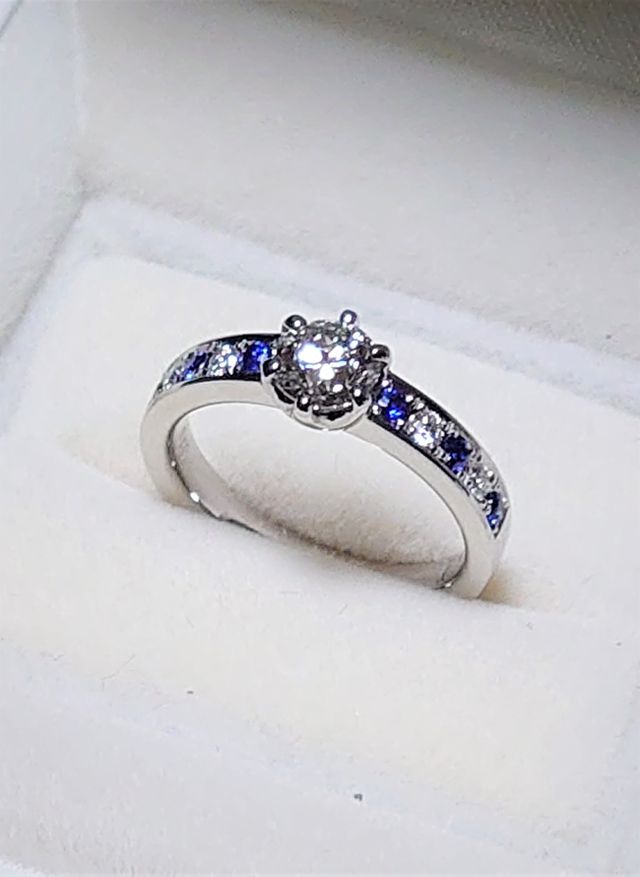 普段使いしやすいように石座は低めです。