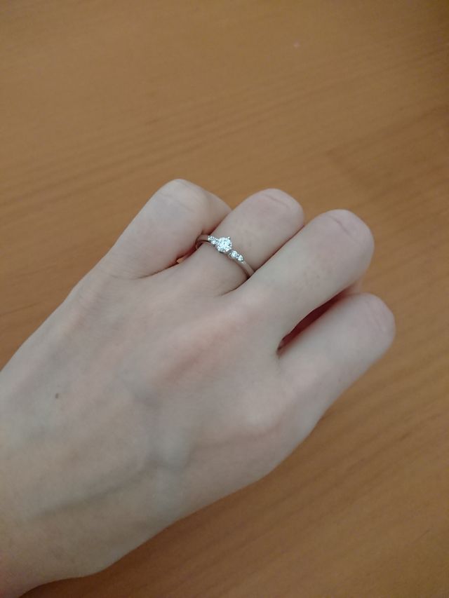 フォンダン(ゆっくりと)という0.2カラットの指輪です。