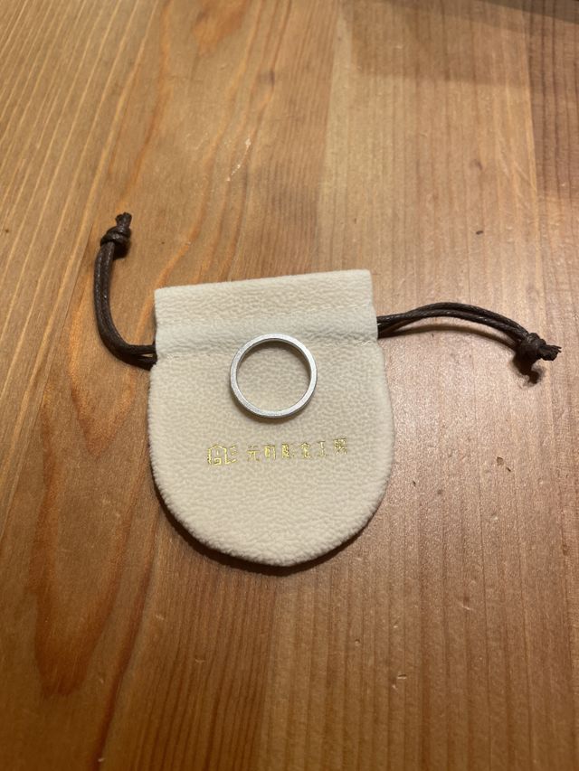 男性用の指輪です。つけ心地に満足してます