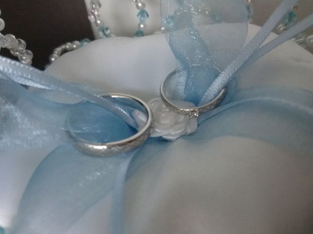 ダイヤモンドがついてる方を新婦、リングの太いものを新郎に。