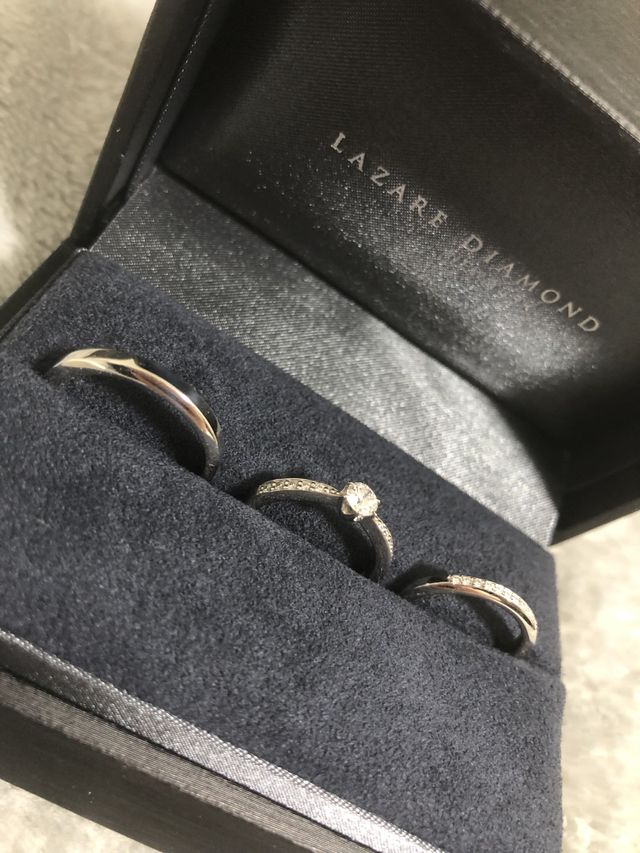 婚約指輪のラヴィンと一緒に