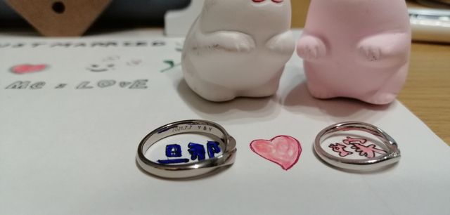 婚姻届フォトの1枚刻印はイニシャルと日付けを入れました。