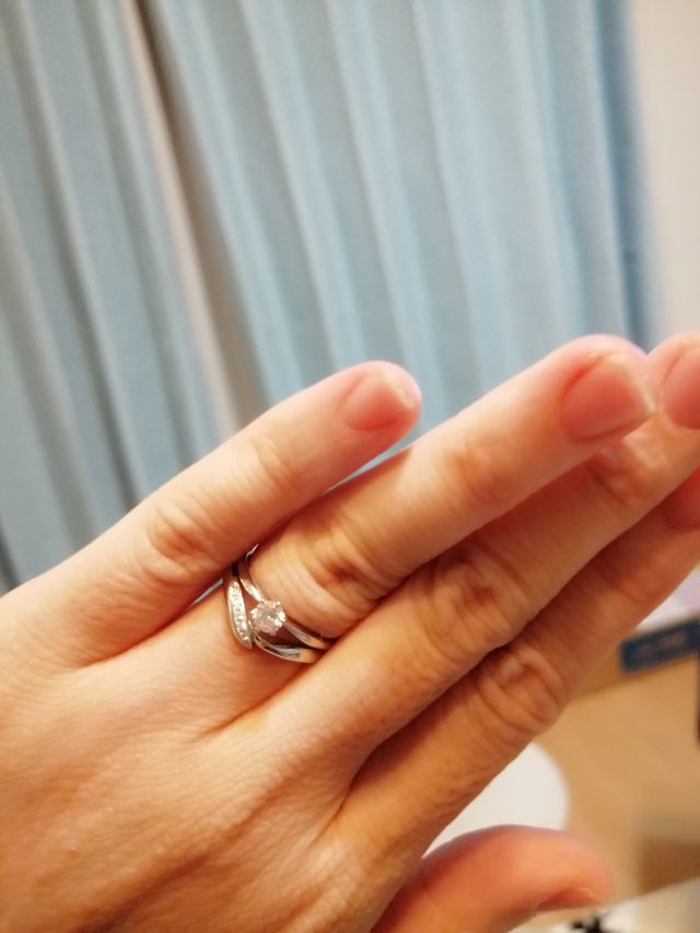 サプライズで頂いたプロポーズの婚約指輪と結婚指輪重ね付け