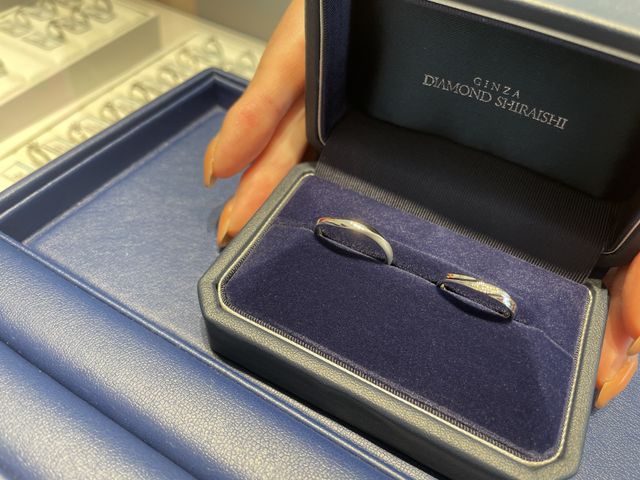 レディースはストレートタイプ
メンズはウェーブで片側のみ加工