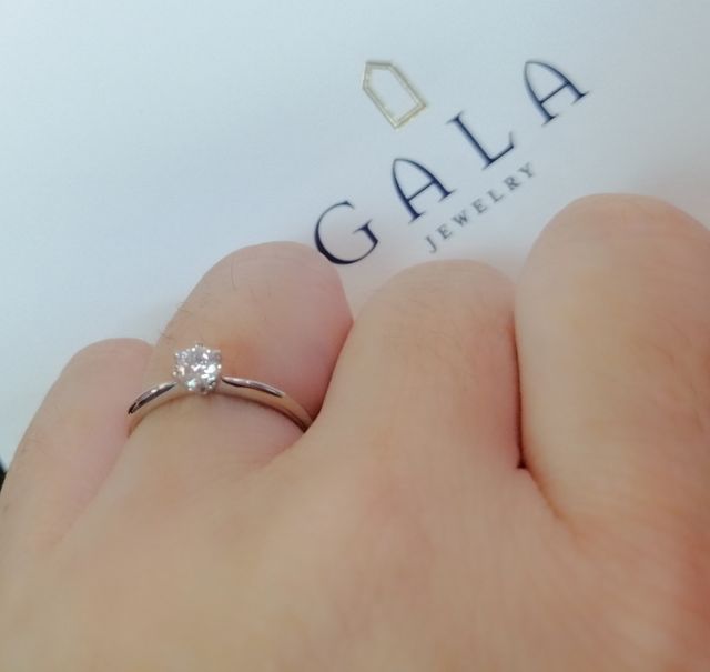 キラキラ輝くダイヤの婚約指輪