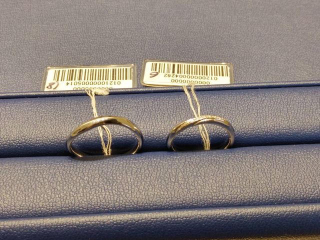 ウェーブがでダイヤモンドが６コついてます。