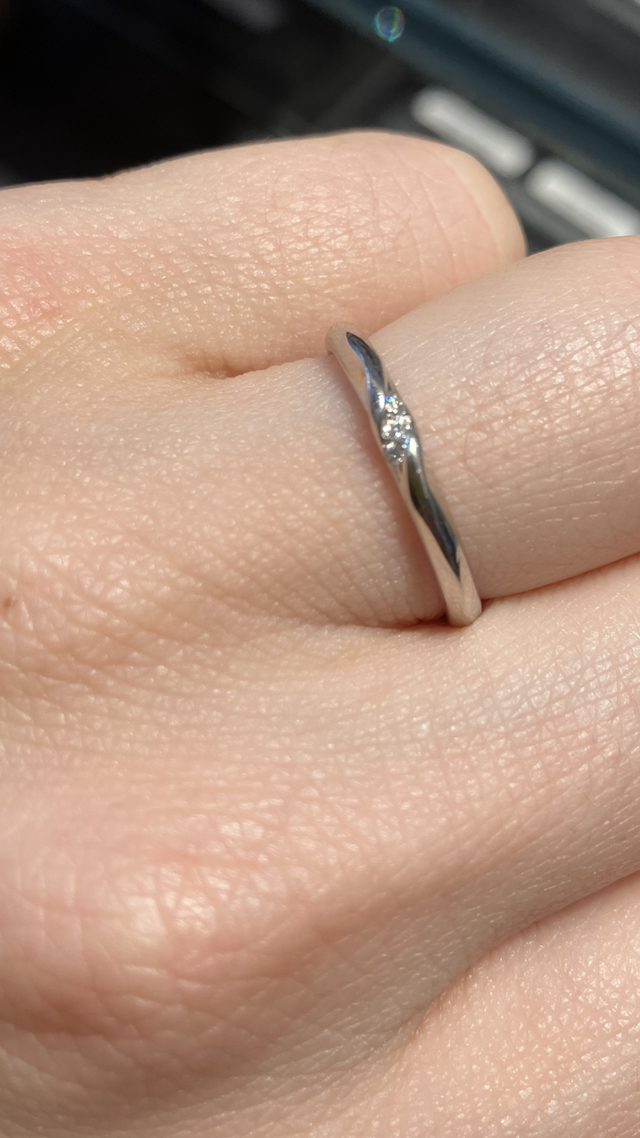 中心にダイヤがあり、派手すぎず落ち着いた指輪で良い。