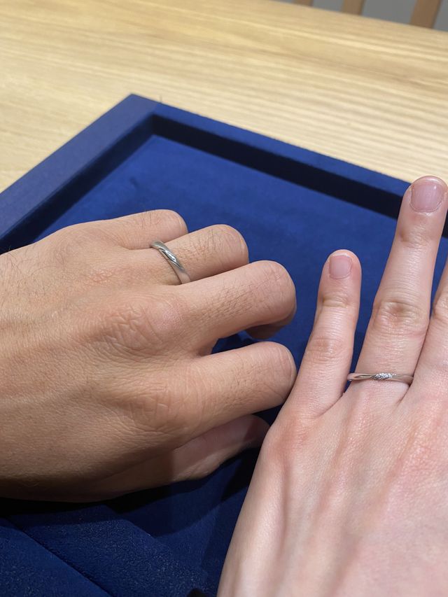 シンプルなデザイン。中心から側面にかけてダイヤがある