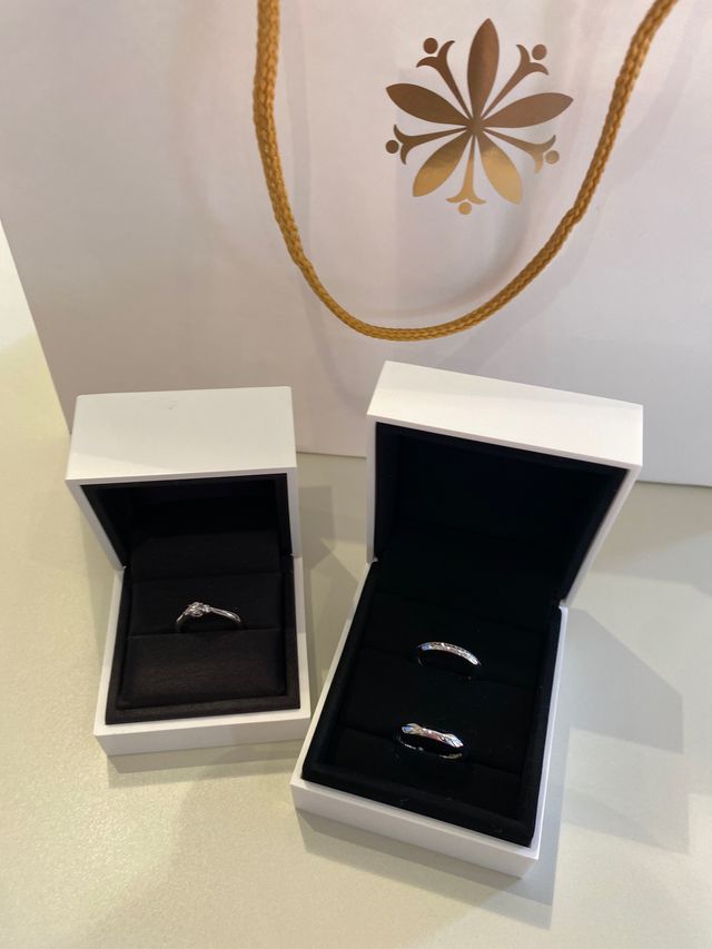 婚約指輪（左）と結婚指輪（右）