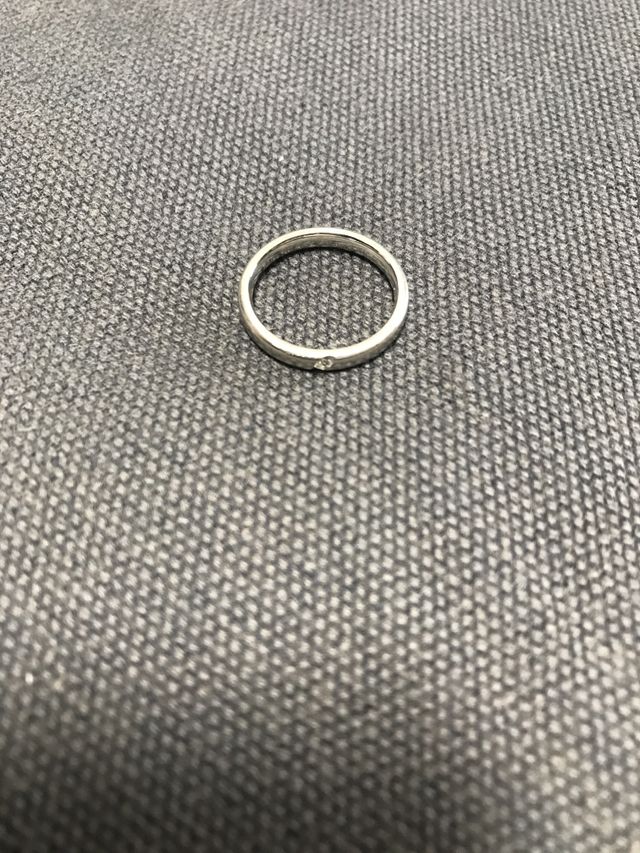女性用の指輪のみです。ダイヤ1個ついています。