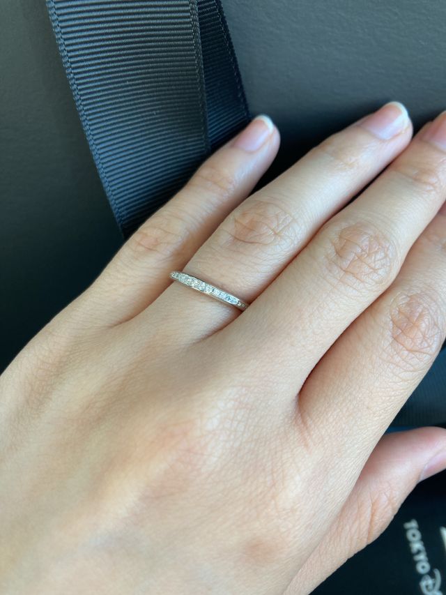 ダイヤの周りに彫刻がしてあり宝石がたくさんついて見えます