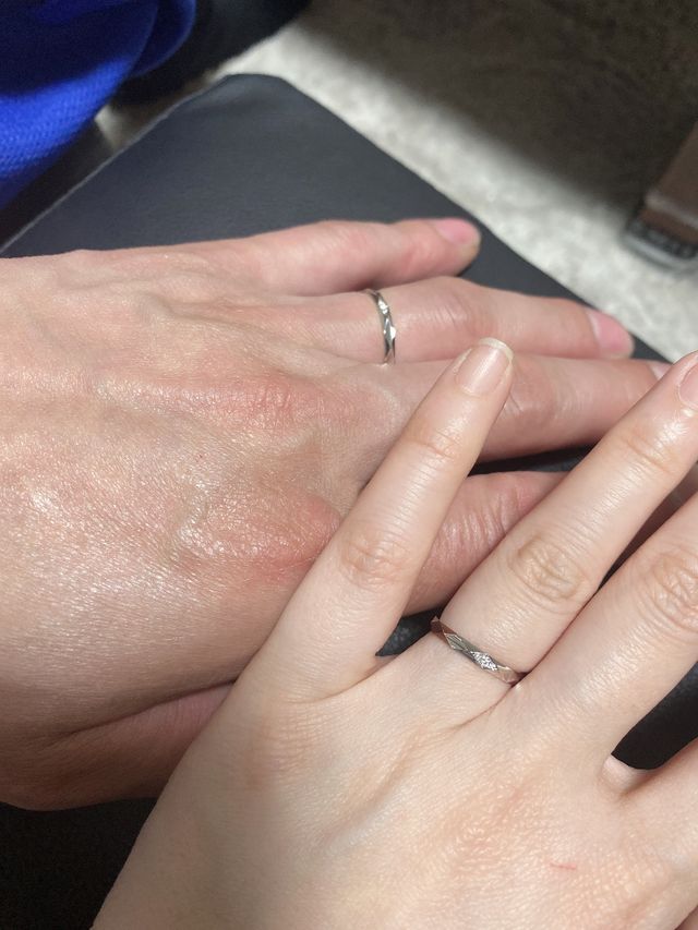 2人でお揃いの指輪にしました。男性にもダイヤがついてる！