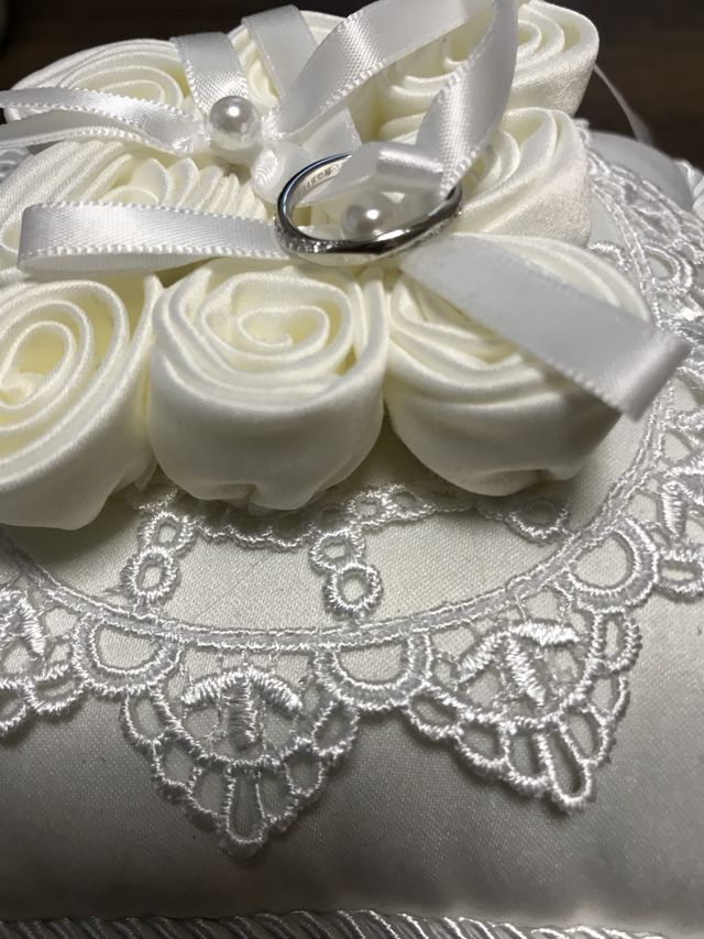 サイドにメレダイヤ付きのマリッジリングです