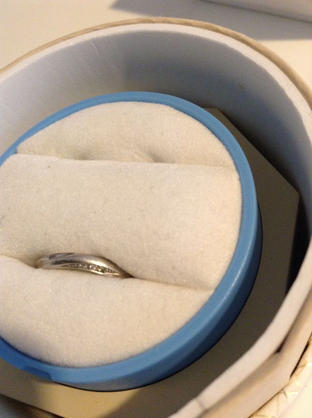 ダイヤモンドが5つ、エメラルドが1つ付いてます。