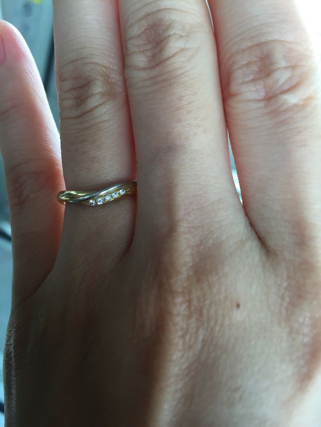 小さなダイヤモンドが五つ並んでいます。