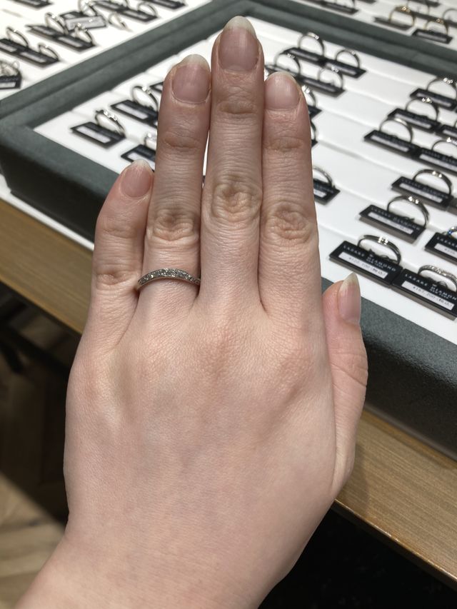 ブライトンという結婚指輪の女性用です。