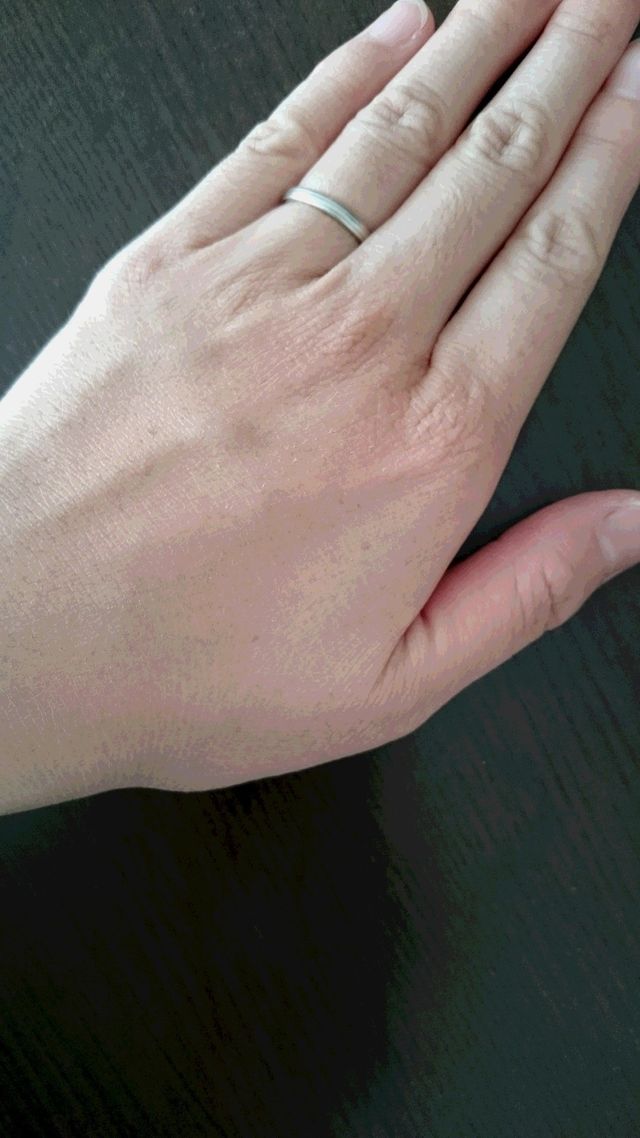 シンプルなものですが傷つきにくく、飽きないタイプ