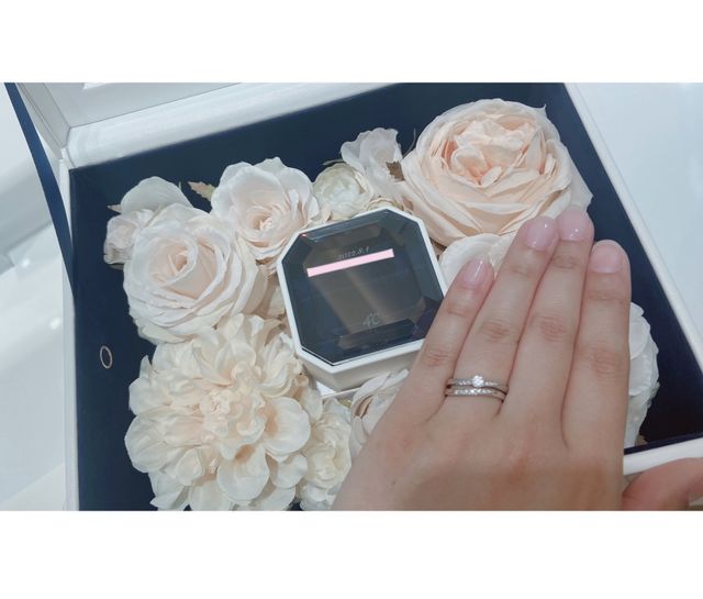 結婚指輪の受け取りで着用した時の写真です。婚約指輪も4℃です