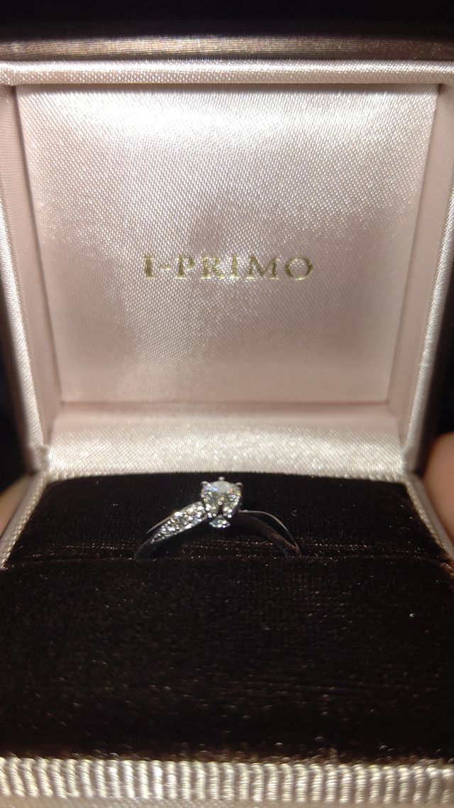 婚約指輪です。ダイヤキラキラして良い感じです