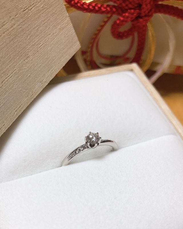 婚約指輪と木箱のリングケース