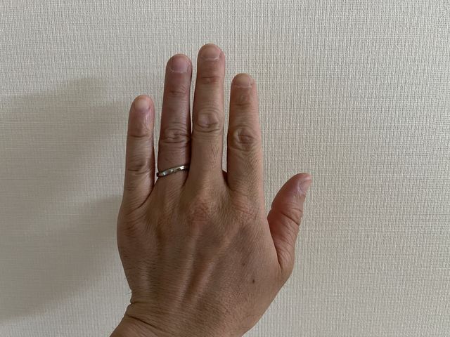 ヘアクラックが入っていて光沢感がなく落ち着いた感じです。