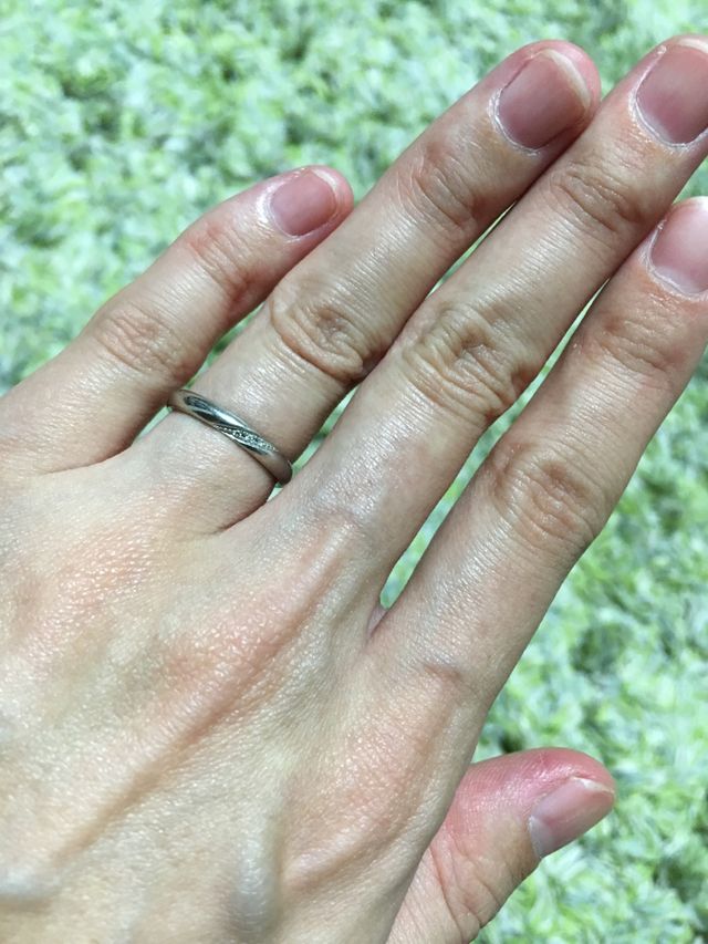 小さいダイヤモンドが３つ入っています。