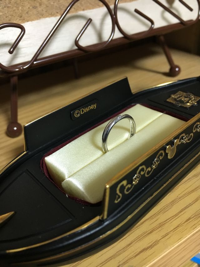 つるんとしたシンプルな指輪です。