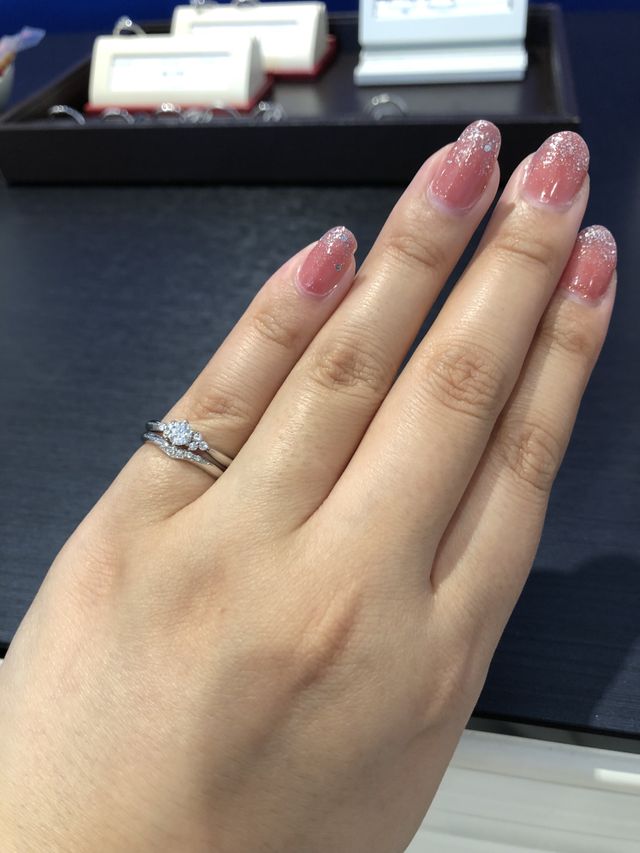婚約指輪は手持ちの物、試着のため小指にしています