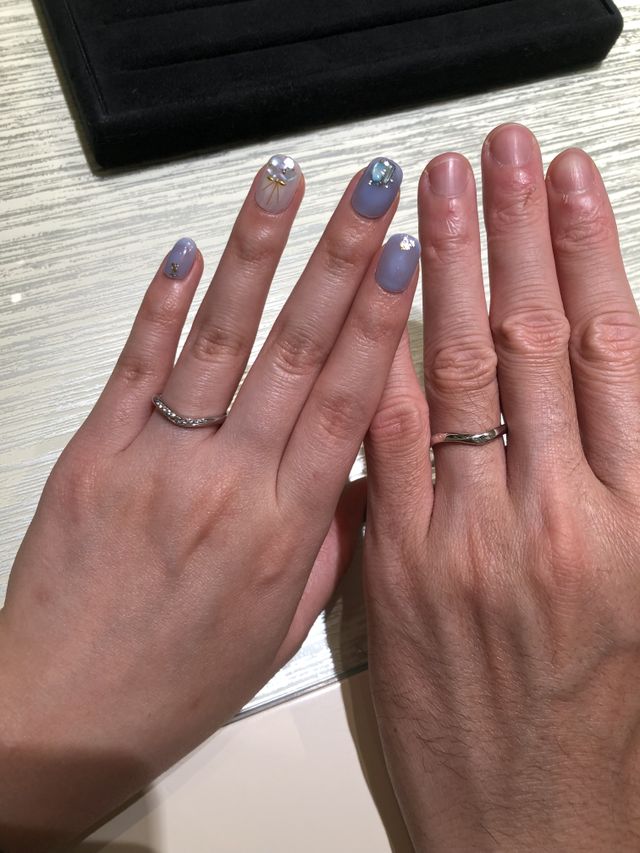 切り替えのないV字デザインで、女性用はハーフエタニティのもの