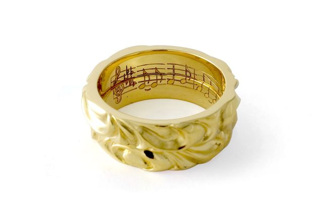 デザイン、内側の楽譜の刻印もオーダーで作って頂きました。